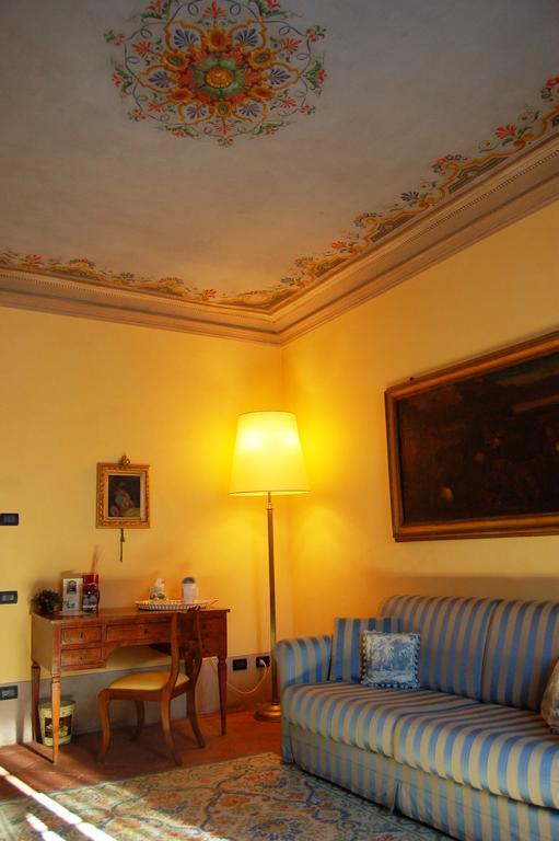 Bed and Breakfast Palazzo Tucci Residenza D'Epoca Lucca Habitación foto
